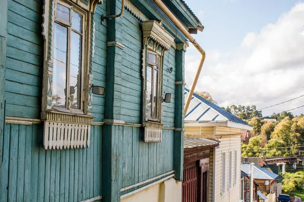 Şehrin Borovsk, Rusya'nın eski bir ahşap ev cephe parçası. Araç windows aynalar daha iyi görebilmek için