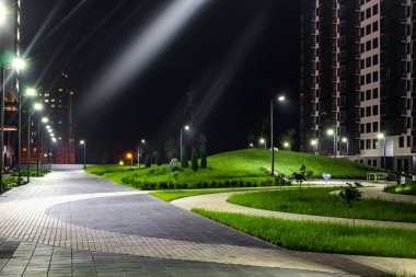 OBNINSK, Rusya - Temmuz 2018: Gece modern bir konut kompleksi avluda bir bakış. Kentin peyzaj tasarımı