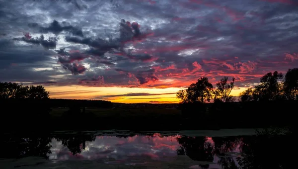 Belo Pôr Sol Lilás Sobre Rio Nuvens Rosa Lilás — Fotografia de Stock