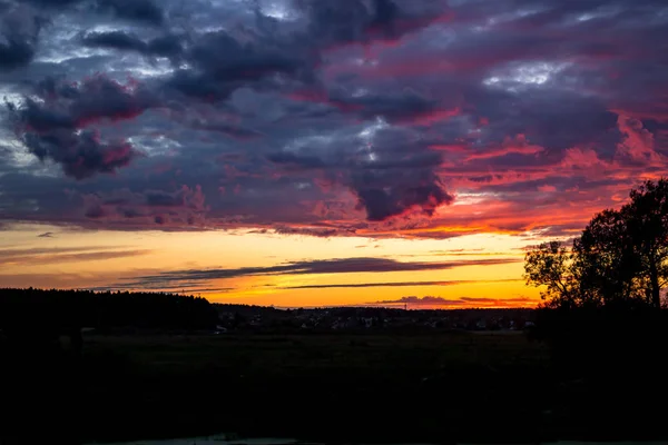 Schöner Fliederfarbener Sonnenuntergang Über Dem Fluss Rosa Und Lila Wolken — Stockfoto