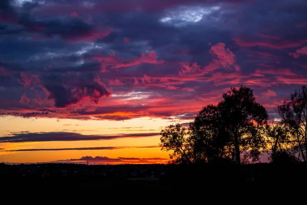 Belo Pôr Sol Lilás Sobre Rio Nuvens Rosa Lilás — Fotografia de Stock