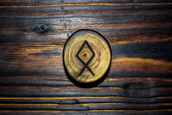 Ahşap ahşap arka plan - yaşlı yazıda üzerinde oyulmuş rune Odal (Othala)