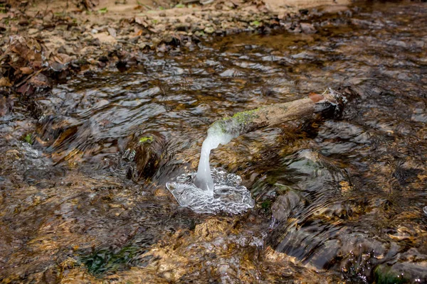 Ungewöhnlich Gefrorenes Eis Auf Einem Bach Bei Kaltem Wetter — Stockfoto