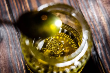 Bal kaşığı cam kavanoz içinde