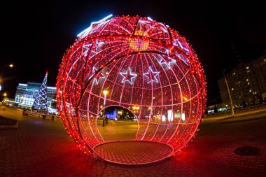 Yeni yıl dekorasyon sokakta parlak bir kırmızı top şeklinde. OBNINSK, Rusya Federasyonu