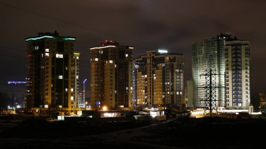Çok katlı evler ile bir konut kompleksi gece görünümü