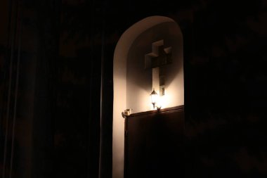 Gece kilisede cephesinde Hıristiyan çapraz