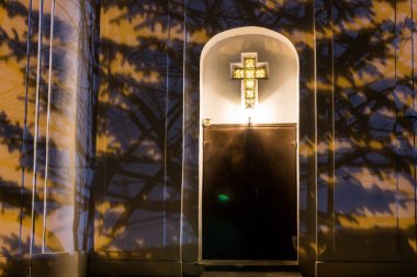 Gece kilisede cephesinde Hıristiyan çapraz
