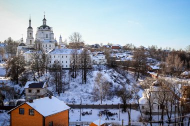 Şehir Maloyaroslavets, Rusya Federasyonu - Şubat 2017 Chernoostrovsky Ortodoks manastırda kışın görünümünü