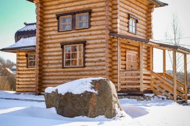 Şehrin Maloyaroslavets, Rusya'nın Ortodoks bir şapel ahşap binanın görünümünü. Açık kış günü