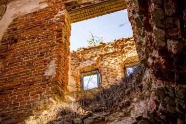 Eski bir tarihsel tuğla bina kalıntıları
