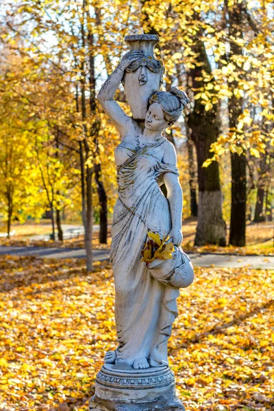 アンティーク スタイルの水差しと紅葉の中での女性のオブニンスク ロシア連邦 2017 公園彫刻 Belkino — ストック写真