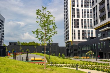 OBNINSK, Rusya - Temmuz 2018: Peyzaj park içinde yüksek binalar