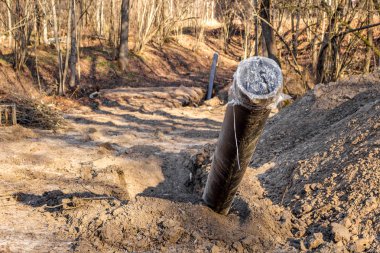 Plastik boru toprağa döşeme