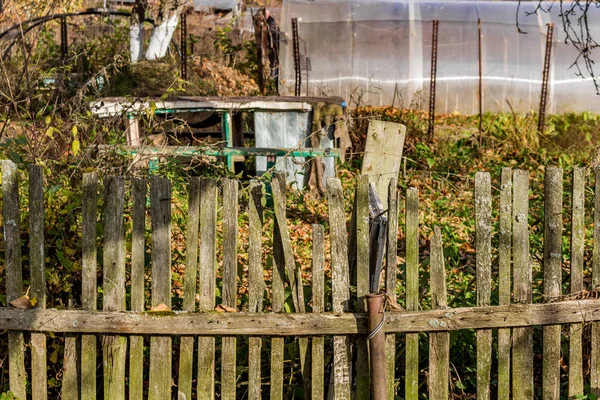花园之间的老农村围栏 — 图库照片