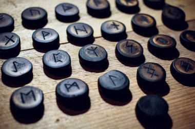 Ahşap ahşap masa - yaşlı yazıda üzerinde oyulmuş rünleri