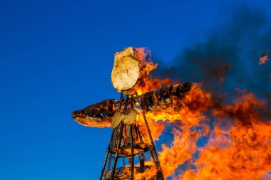 Büyük bir yanma doldurulmuş. Rus bahar tatil Maslenitsa (Maslenica)