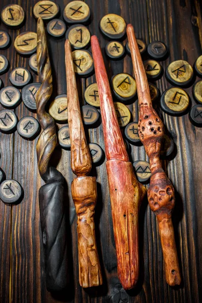 Domowe Magiczne Różdżki Drewniane Runy Ciemnym Drewnianym Tle — Zdjęcie stockowe