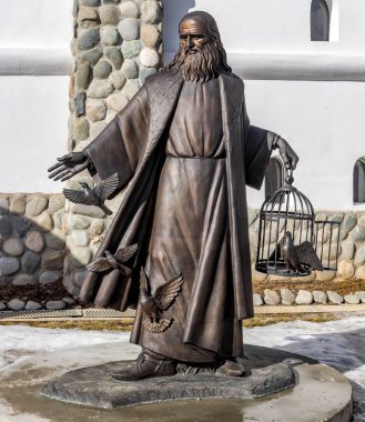 Kaluga region, Rusya - Mart 2019: Leonardo da Vinci Anıtı - İtalyan sanatçı ve bilim adamı, mucit, yazar, müzisyen. Etnografik Park Etnomir