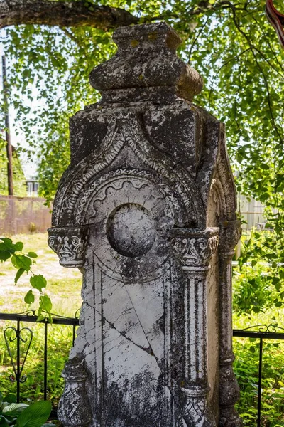 Forntida Stenhuggen Gravsten Kyrkogården Nära Den Rysk Ortodoxa Kyrkan Village — Stockfoto