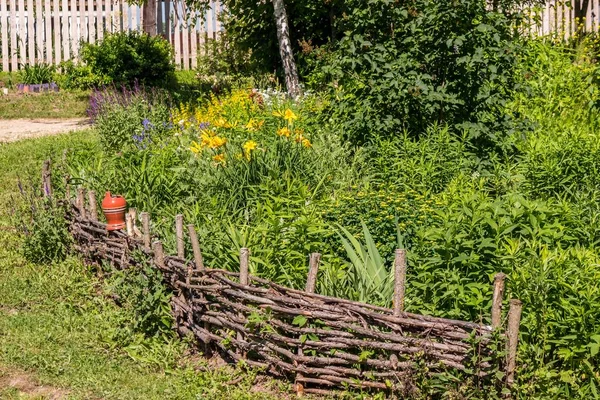 Yazlık Evde Kurumuş Dalların Çitleri — Stok fotoğraf