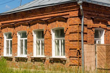 Borovsk, Rusya - Haziran 2019: Borovsk şehrinin düşük katlı binaları, Schmidt Caddesi'ndeki eski bir tuğla ev