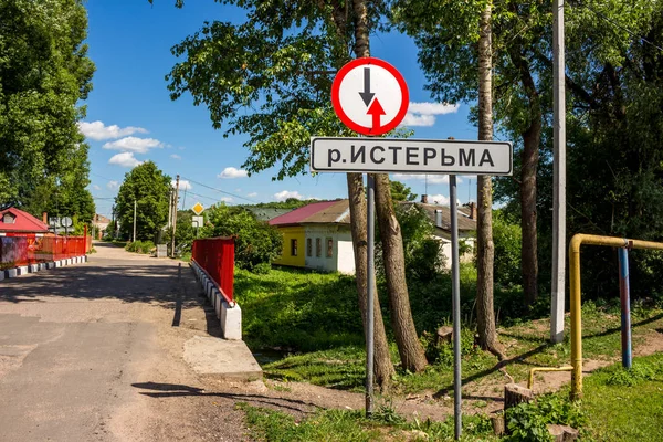 Borovsk Rusia Junio 2019 Puente Sobre Pequeño Río Isterma Con — Foto de Stock