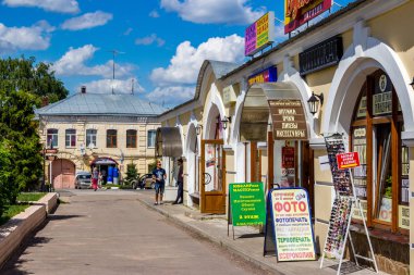 Borovsk, Rusya - Haziran 2019: Borovsk şehrinin merkezi meydanı, alışveriş salonları görünümü