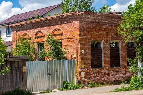Ruiny Ceglanego Jednopiętrowego Domu Początku Wieku Mieście Borowsk Kaluzhskiy Region — Zdjęcie stockowe