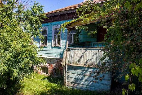 19. yüzyılın sonlarında eski bir evin bir parçası - Borovsk kentinde bir tuğla bodrum ile 20.