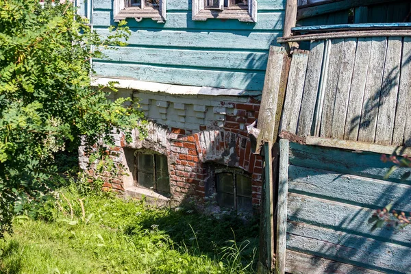 俄罗斯卡卢日斯基州博罗夫斯克市一座19世纪末至20世纪初的一座旧房子的碎片 — 图库照片