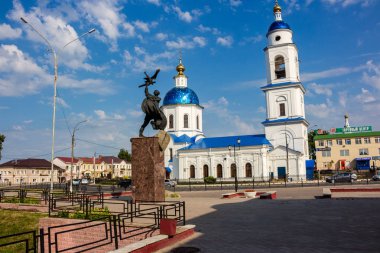 Maloyaroslavets, Rusya - Haziran 2019: Cesur Vladimir anıtı ve Maloyaroslavets'teki Kazanskiy Katedrali ile meydanın manzarası (Malojaroslavec, Maloyaroslavec)
