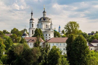 19. yüzyıl Nikolsky Katedrali görünümü, Maloyaroslavets'deki Çernoostrovski Manastırı (Malojaroslavec, Maloyaroslavec), Rusya - Haziran 2019