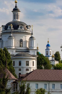 19. yüzyıl Nikolsky Katedrali görünümü, Maloyaroslavets'deki Çernoostrovski Manastırı (Malojaroslavec, Maloyaroslavec), Rusya - Haziran 2019