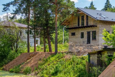 Rezervuar kıyısında bir ev inşa, toprak ile damping ile kıyı güçlendirilmesi