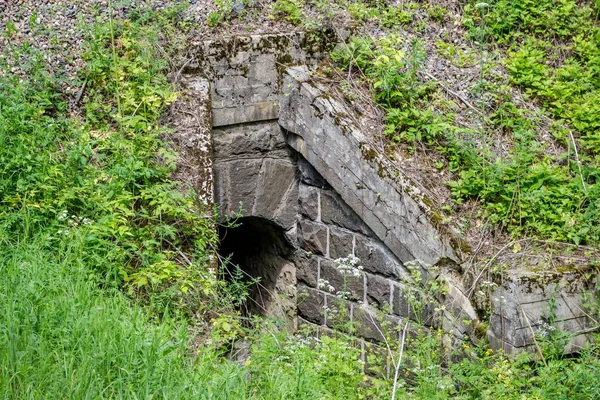 Starożytny Tunel Przepływowy Wody Pod Koleją — Zdjęcie stockowe