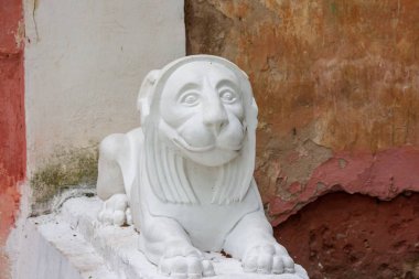 Avchurino, Rusya - Temmuz 2019: Girişteki binanın yakınında aslan heykelleri. Kaluga yakınlarındaki Avchurino malikanesinde 19. Ferzikovsky ilçesi