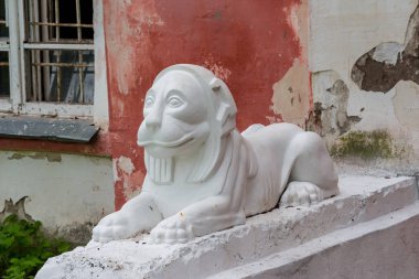 Avchurino, Rusya - Temmuz 2019: Girişteki binanın yakınında aslan heykelleri. Kaluga yakınlarındaki Avchurino malikanesinde 19. Ferzikovsky ilçesi