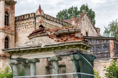 Kaluga yakınlarındaki Avchurino malikanesinde rotunda'dan kalan sütunlu bir revak kalıntıları. Ferzikovsky District, Kaluzhskiy region, Rusya Federasyonu - Temmuz 2019