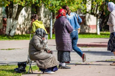 Kaluzhskiy region, Rusya - Temmuz 2019: Bir Ortodoks kilisesinin yakınında dilencilik yapıyor