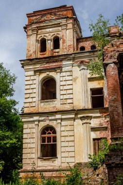 19. yüzyılın sonunda Yaroshenko Sarayı'nın açısal kare kulesi, malikane Stepanovskoe-Pavlishchevo. Sanatoryum Pavlishchev-Bor, Kaluzhskiy region, Rusya - Temmuz 2019