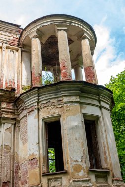 19. yüzyılın sonunda Yaroşenko Sarayı'nın köşe yuvarlak kulesi, malikane Stepanovskoe-Pavlishchevo. Sanatoryum Pavlishchev-Bor, Kaluzhskiy region, Rusya - Temmuz 2019