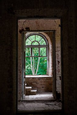 19. yüzyılın sonlarında terk edilmiş Yaroşenko Sarayı, stepanovskoe-Pavlishchevo malikanesinde, içeriden. Sanatoryum Pavlishchev-Bor, Yuhnovskiy district, Kaluzhskiy region, Rusya - Temmuz 2019