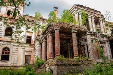 19. yüzyılın sonunda Yaroshenko Sarayı'nın güney cephesinin Colonnade emlak Stepanovskoe-Pavlishchevo. Sanatoryum Pavlishchev-Bor, Kaluzhskiy region, Rusya - Temmuz 2019