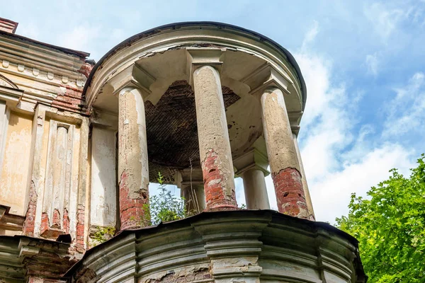 19. yüzyılın sonunda Yaroşenko Sarayı'nın köşe yuvarlak kulesi, malikane Stepanovskoe-Pavlishchevo. Sanatoryum Pavlishchev-Bor, Kaluzhskiy region, Rusya - Temmuz 2019