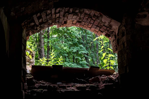 Blick Aus Dem Dunklen Keller Fenster Raus Verlassenes Altes Haus — Stockfoto