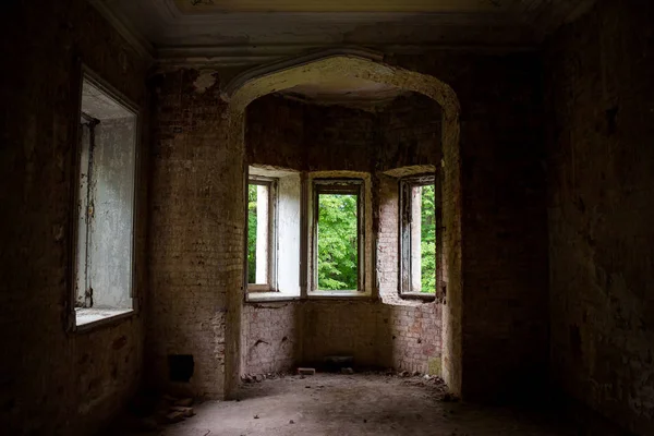 19. yüzyılın sonlarında terk edilmiş Yaroşenko Sarayı, stepanovskoe-Pavlishchevo malikanesinde, içeriden. Sanatoryum Pavlishchev-Bor, Yuhnovskiy district, Kaluzhskiy region, Rusya - Temmuz 2019