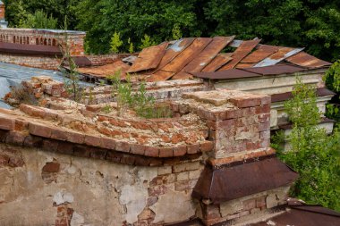 Terk edilmiş eski bir evin çatısı. Malikane Stepanovskoe-Pavlishchevo 19. Pavlishchev-Bor, Kaluzhskiy region, Rusya Federasyonu