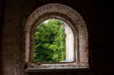 Eski bir evin penceresinden bak. Terk edilmiş eski ev. Malikane Stepanovskoe-Pavlishchevo 19. Pavlishchev-Bor, Kaluzhskiy region, Rusya Federasyonu