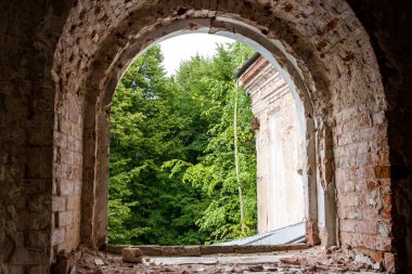 Eski bir evin penceresinden bak. Terk edilmiş eski ev. Malikane Stepanovskoe-Pavlishchevo 19. Pavlishchev-Bor, Kaluzhskiy region, Rusya Federasyonu